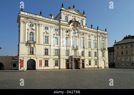 Palast des Erzbischofs, Hradcanske Namesti, angrenzend zur Prager Burg, Prag Stockfoto