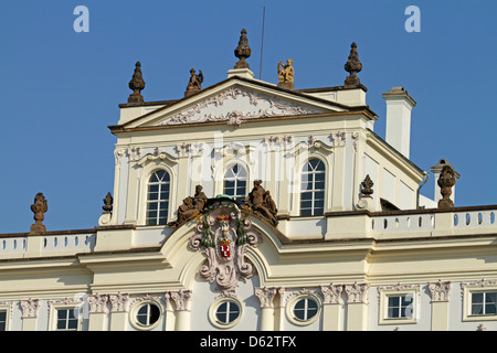 Palast des Erzbischofs, Hradcanske Namesti, angrenzend zur Prager Burg, Prag Stockfoto