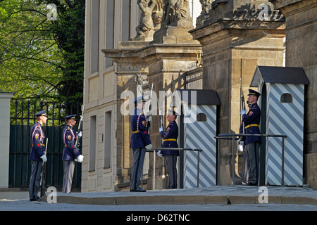 Wachablösung am Schloss. Mitglieder der Tschechischen Royal Guard in Prag. Stockfoto