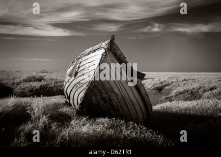 Einsame alte hölzerne Fischerboot auf die Bergkette am Burnham Deepdale in Norfolk, Großbritannien Stockfoto