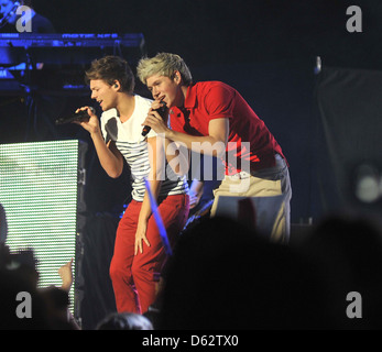 Louis Tomlinson und Niall Horan One Direction erklingt in der O2 Arena Dublin, Irland - 24.01.12 Stockfoto