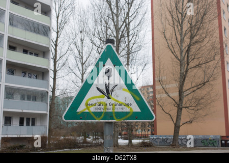 Ein Zeichen für die grüne Umgebung in einer Wohnsiedlung befindet sich in der Eastern Bloc kommunistischen DDR während des Kalten Krieges als die DDR (Deutsche Demokratische Republik) bekannt. Dies war einst eine Sperrzone wegen seiner Nähe zu der berüchtigten Geheimpolizei (Stasi) Hohenschonhausen Gefängnis vor dem Fall der Berliner Mauer im November 1989. Stockfoto
