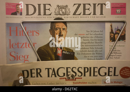 Die deutsche nationale Zeitung Die Zeit zeigt ein Bild der nationalsozialistischen Parteiführer (Nazi) Adolf Hitler auf ihrer Titelseite, ein Feature über Stern Magazin umstrittene Hitler-Tagebücher-Skandal, vor 30 Jahren. Stockfoto