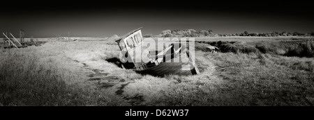 Panorama der alten hölzernen Fischerboot angespült auf den Salzwiesen am Dornweiler in Norfolk, England, UK. Stockfoto