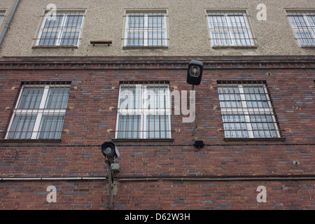 CCTV-Kameras und vergitterten Fenstern und Architektur des Gefängnisses Hohenschonhausen berüchtigte Geheimpolizei (Stasi). Die Gedenkstätte Berlin-Hohenschönhausen ist jetzt ein Museum und eine Gedenkstätte befindet sich im Nord-östlichen Bezirk Lichtenberg. Hohenschönhausen war ein sehr wichtiger Bestandteil der sozialistischen DDR (Deutsche Demokratische Republik) System der politischen und künstlerischen Unterdrückung. (Mehr in Beschreibung)... Stockfoto