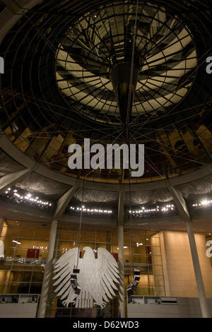 Der Plenarsaal im Zentrum von das alte Reichstagsgebäude in Berlin, Deutschland. Der Bundestag ist einer gesetzgebenden Körperschaft in Deutschland. Die neuen Reichstagsgebäude wurde offiziell am 19. April 1999 eröffnet und achthundert Tonnen Stahl und 3.000 Quadratmetern Glas in den Aufbau dieser Struktur, die 23,5 Meter hoch, während 360 Spiegel Tageslicht in den neu gestalteten Plenarsaal bieten ging. Mindestens 598 Mitglieder des Deutschen Bundestages gewählt und treffen sich hier. Stockfoto