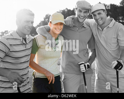Porträt von vier jungen Freunde t Golfplatz Stockfoto