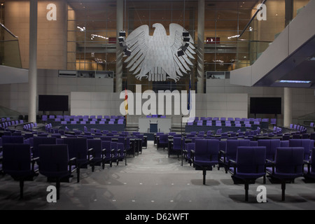 Der Plenarsaal im Zentrum von das alte Reichstagsgebäude in Berlin, Deutschland. Der Bundestag ist einer gesetzgebenden Körperschaft in Deutschland. Die neuen Reichstagsgebäude wurde offiziell am 19. April 1999 eröffnet. Mindestens 598 Mitglieder des Deutschen Bundestages gewählt und treffen sich hier. Stockfoto