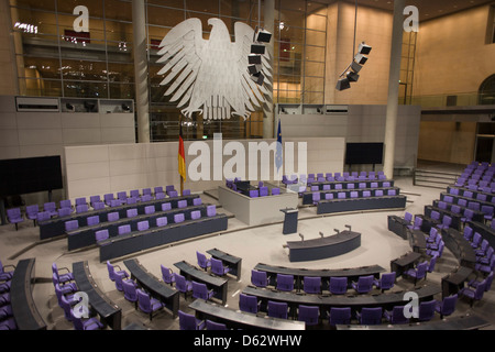 Der Plenarsaal im Zentrum von das alte Reichstagsgebäude in Berlin, Deutschland. Der Bundestag ist einer gesetzgebenden Körperschaft in Deutschland. Die neuen Reichstagsgebäude wurde offiziell am 19. April 1999 eröffnet. Mindestens 598 Mitglieder des Deutschen Bundestages gewählt und treffen sich hier. Stockfoto