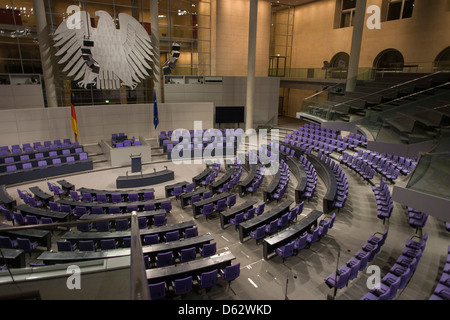 Der Plenarsaal im Zentrum von das alte Reichstagsgebäude in Berlin, Deutschland. Der Bundestag ist einer gesetzgebenden Körperschaft in Deutschland. Die neuen Reichstagsgebäude wurde offiziell am 19. April 1999 eröffnet. Mindestens 598 Mitglieder des Deutschen Bundestages gewählt und treffen sich hier. Stockfoto