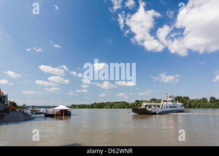 Die Donau mit der Fähre in Mohacs, Ungarn Stockfoto