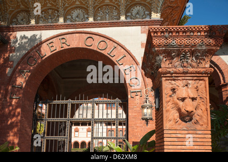 EINGANG BOGEN PONCE DE LEON HOTEL GEBÄUDE HISTORISCHE MARKIERUNG FLAGER COLLEGE SAINT AUGUSTINE FLORIDA USA Stockfoto