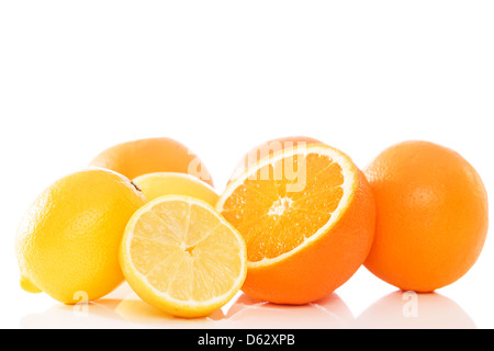 Orangen und Zitronen auf weißem Hintergrund Stockfoto