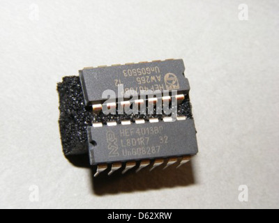 Eine Auswahl an CMOS-Logik-ICs, einschließlich des beliebten 555 Timer-ICs, die in verschiedenen elektronischen Anwendungen verwendet werden. Diese Komponenten sind in Schaltungen in Geräten wie Zeitschaltuhren, Steuergeräten und anderen elektronischen Systemen integriert. Stockfoto