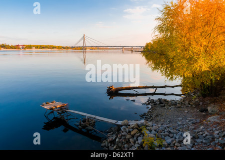 Einen ruhigen Blick des Flusses Dniper bald im Morgengrauen Stockfoto