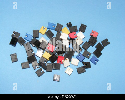 Diese Abbildung zeigt einen 2-poligen Jumper, der in der Elektronik zum Kurzschließen oder Verbinden von Komponenten verwendet wird. Es wird in der Regel in Leiterplatten zum Schalten von Signalen oder zum Prüfen von Bauteilen in verschiedenen elektronischen Geräten verwendet. Stockfoto