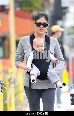 Selma Blair und ihr Sohn Arthur Saint gelten unterwegs Mittagessen in West Hollywood Los Angeles, Kalifornien - 22.01.12 Stockfoto