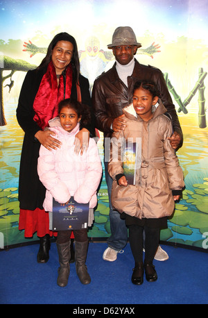 Adrian Lester mit seiner Frau und Familie "Cirque du Soleil: TOTEM" Premiere in der Royal Albert Hall - London, England eingetroffen - Stockfoto