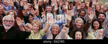 Große Gruppe von multi-ethnischen Menschen jubeln mit rms angehoben Stockfoto