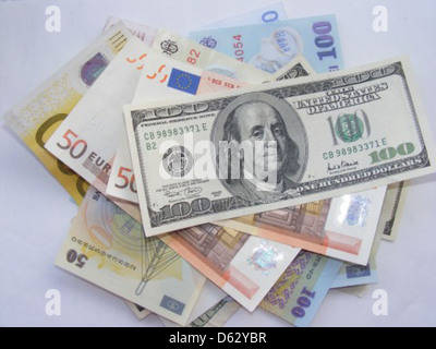 Dieses Bild zeigt verschiedene Währungen, darunter Euro (EUR), US-Dollar (USD) und rumänischer Leu (LEI). Es ist eine Darstellung der globalen Finanz- und Devisenmärkte. Stockfoto