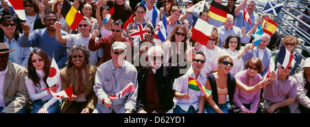 Glückliche Gruppe von Menschen, die wehenden Flaggen verschiedener Länder Stockfoto