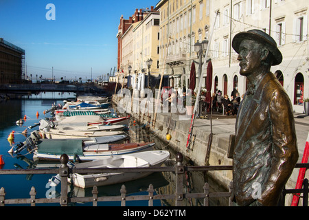 Europa; Italien; Italienische; Norden; Triest; Friaul-Julisch-Venetien; Schatten; Kanal; Boote; Gebäuden; Wasser; Fluss; Statue; Denkmal; Stockfoto