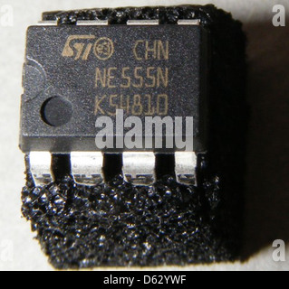 Diese Abbildung zeigt den Timer-IC LM555, einen weit verbreiteten integrierten Schaltkreis in der Elektronik für Timing- und Steuerfunktionen. Es wird in verschiedenen Anwendungen eingesetzt, einschließlich Impulsgenerierung und Zeitverzögerungen. Stockfoto