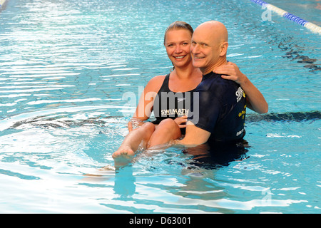 Jodie Kidd und Duncan Goodhew MBE offiziell starten Swimathon 2012, einen jährlichen Charity schwimmen stattfindet jedes Jahr im April bei der Stockfoto