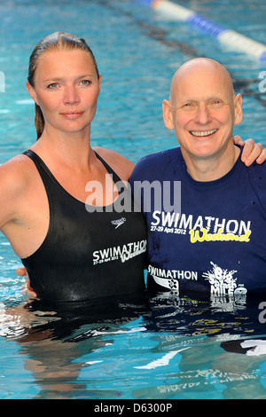 Jodie Kidd und Duncan Goodhew MBE offiziell starten Swimathon 2012, einen jährlichen Charity schwimmen stattfindet jedes Jahr im April bei der Stockfoto