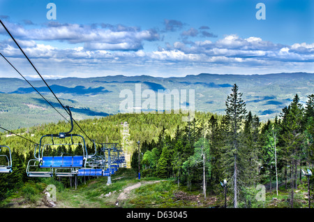 Ski Lift Stühle an Sommertagen Stockfoto