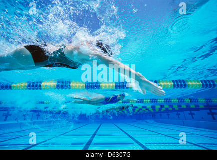 Vier weibliche Schwimmer racing zusammen im Schwimmbad Stockfoto