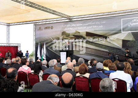 11. April 2013 - Ramallah, Westjordanland, Palästina - Palästinenser an der feierlichen Enthüllung der Grundsteinlegung des neuen palästinensischen Museum im Stadtteil Bir Zeit von der Westbank-Stadt Ramallah am 11. April 2013 teilnehmen. Palästinenser haben begonnen, den ersten Bauabschnitt eines Museums ihre Geschichte gewidmet (Credit-Bild: © Issam Rimawi/APA Images/ZUMAPRESS.com) Stockfoto