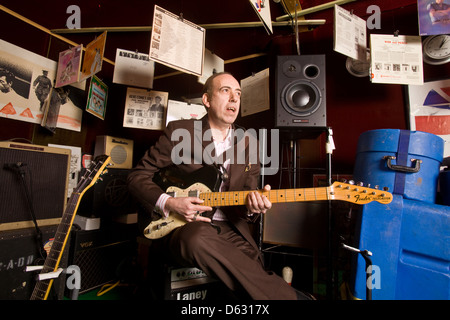 Mick Jones Gitarrist und Sänger aus dem Zusammenstoß und Big Audio Dynamite fotografiert in seinem Atelier in Acton, London, England,U.K Stockfoto