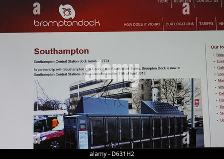 Southampton, UK. 11. April 2013. Ein klappbarer Zyklus mieten Schema hat heute am Hauptbahnhof Southampton; Teil einer Initiative laufen durch den Stadtrat zu Einwohner um mehr zu bekommen, einfach und nachhaltig zu helfen. Das Brompton Dock in Southampton hat vierzig Klappfahrräder gemacht. Die Falträder bedeuten, dass sie zu Hause oder im Büro und mit den öffentlichen Verkehrsmitteln entfernt werden können. Mitglieder des Systems registrieren, zahlen einen jährlichen Mitgliedsbeitrag und können dann per SMS ein Fahrrad mieten oder ein Fahrrad oder einen leeren Bucht online bis zu 24 Stunden im Voraus zu reservieren. Sie können die Fahrräder zum halten, so lange wie sie möchten. Stockfoto