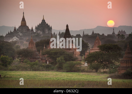 Ananda Tempel links und Thatbyinnyu Tempel neben Ananda Tempel bei Sonnenuntergang, Bagan, Myanmar (Burma) Stockfoto