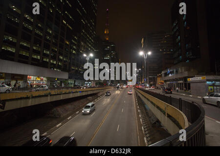 Anzeigen einer Überführung durch Paulista Avenue in der Nacht in Sao Paulo. Paulista Avenue ist die Heimat einiger der bekanntesten Finanzinstitutionen der Welt, auch ein Symbol für die Wirtschaftskraft der Sao Paulo State. Die Allee wurde als eines der wichtigsten Geschäftszentren und Sehenswürdigkeiten in der Stadt identifiziert Stockfoto