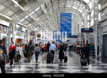 Reisende in die B-Halle in Chicagos O'Hare International Airport, Illinois. Stockfoto