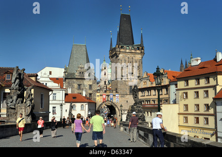 Prag-Karlsbrücke im Sommer mit Blick auf die Mala Strana Brückenturm. Stockfoto