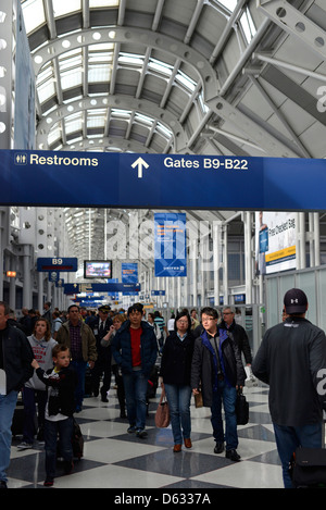 Reisende in die B-Halle in Chicagos O'Hare International Airport, Illinois. Stockfoto