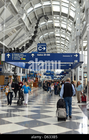 Reisende in die B-Halle in Chicagos O'Hare International Airport, Illinois. Stockfoto