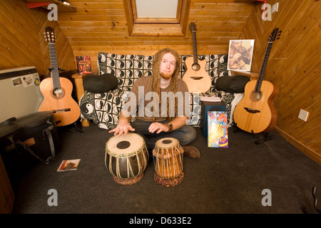 Singer Songwriter Newton Faulkner Zuhause in Sussex, England, Vereinigtes Königreich. Stockfoto