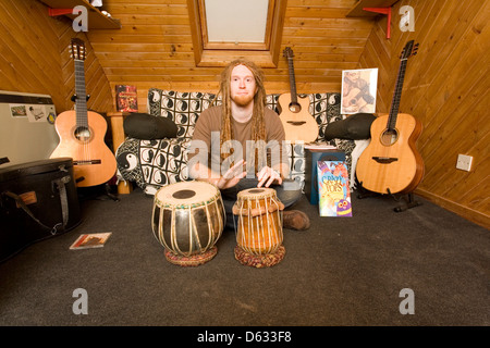 Singer Songwriter Newton Faulkner Zuhause in Sussex, England, Vereinigtes Königreich. Stockfoto