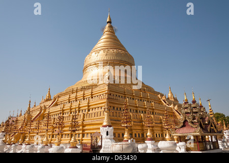 Shwezigon Pagode, in der Nähe von Wetkyi in und Nyaung U, Bagan, Myanmar (Burma) Stockfoto