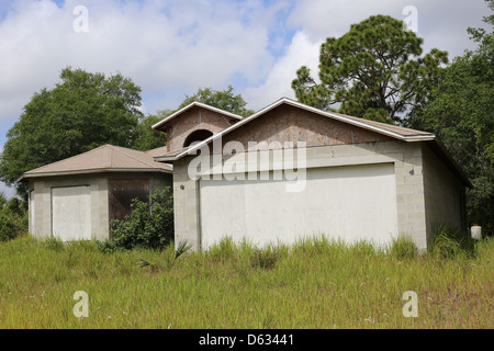 eine unfertige oder nicht abgeschlossene Wohnung oder ein Haus in Florida USA, die während der Wirtschaftskrise 2009 aufgegeben wurde Stockfoto