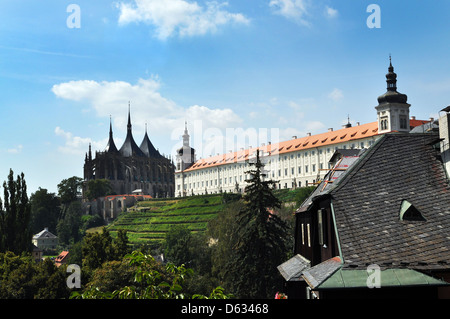 Kutna Hora, Tschechien, Blick auf die St. Barbara Dom und dem Jesuitenkolleg. Stockfoto