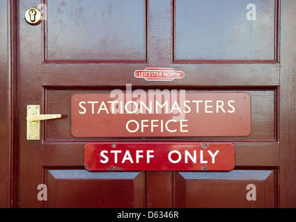 Tür mit Schildern zum Bahnhof Meister Büro, Bahnsteig in Leicester Leicester North Station; Die Great Central Railway. Stockfoto