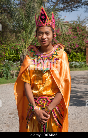 Junger Mann gekleidet in Bagan Tracht außerhalb Tharabar Gate Hotel, Bagan, Myanmar (Burma) Stockfoto