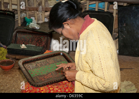 Herstellung von Frau Lack Ware Fach, U Ba Nyein Lack Ware Fabrik, Myo Thit, Bagan, Myanmar (Burma) Stockfoto