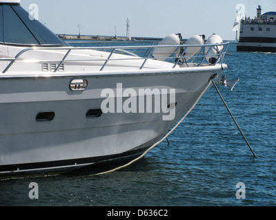 Bugspriet des Luxus-Speed-Boot im Hafen Stockfoto