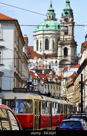 Straßenbahnen auf der Mala Strana, Prag, Czech Republic, Malostranské Náměstí mit der Kirche Saint-Nicolas im Hintergrund Stockfoto